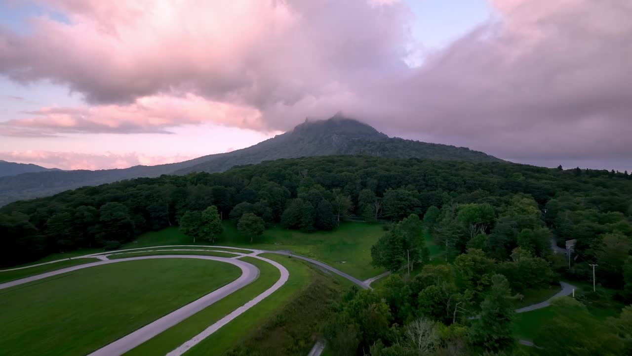 노스 캐롤라이나 주 데드파더 마운틴 (grandfather mountain, nc) 의 맥크레이 초원에서 구름과 함께 해가 지는 모습