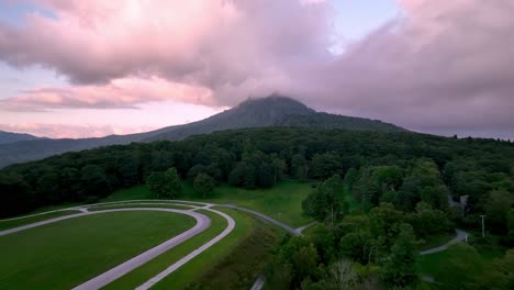 Sonnenuntergangsantenne-Mit-Wolken-Auf-McCrae-Meadows-Am-Großvater-Mountain-NC,-North-Carolina