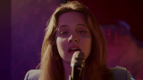 mujer cantando en el escenario