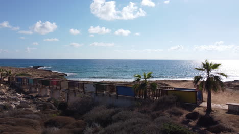 Drohnenaufnahmen-Von-Touristen,-Die-Am-Strand-Spazieren-Gehen