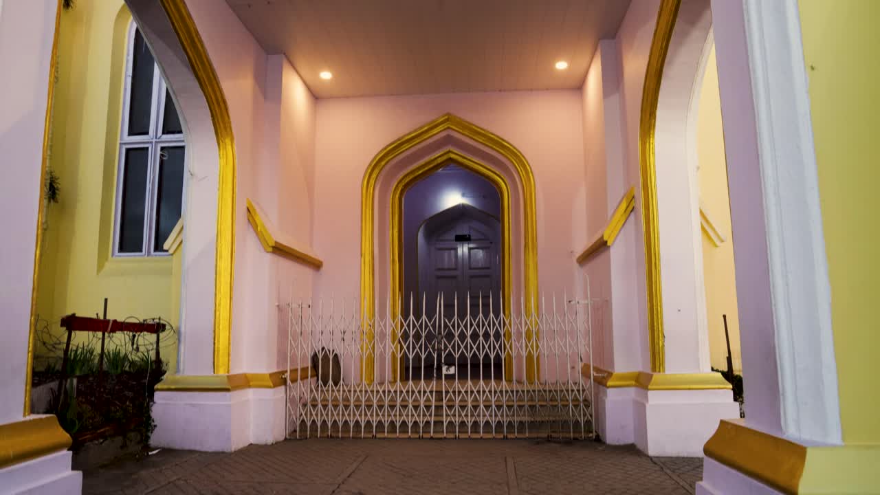 Ingresso di una chiesa storica con archi gotici che brillano alla luce della sera. Video girato a Shimla, Himachal Pradesh, India.
