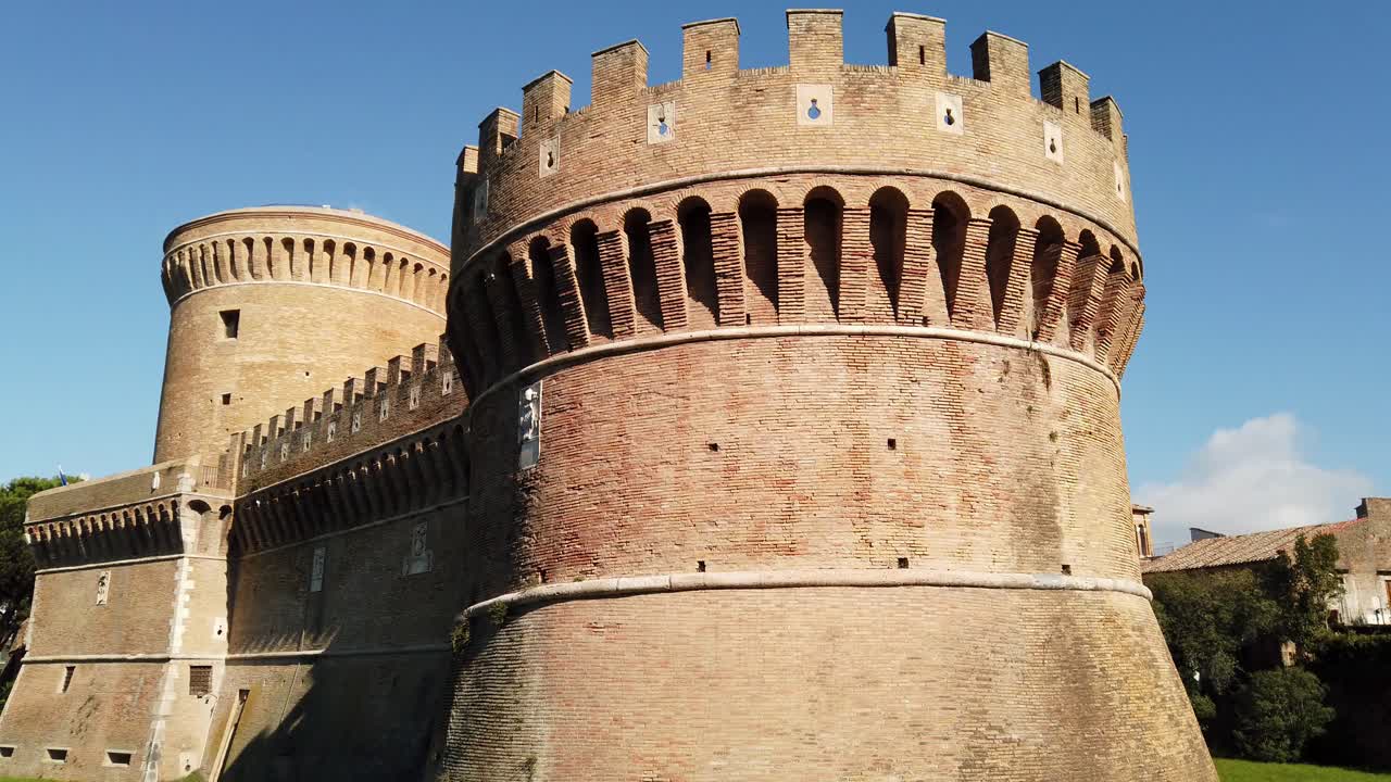 Vista sul Castello chiamato Rocca di Ostia, situato nel borgo storico di Ostia Antica, alle porte di Roma, in Italia