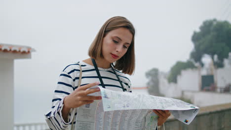 chica con guía turística en la ciudad vieja vertical. turista perdido explorando viejo
