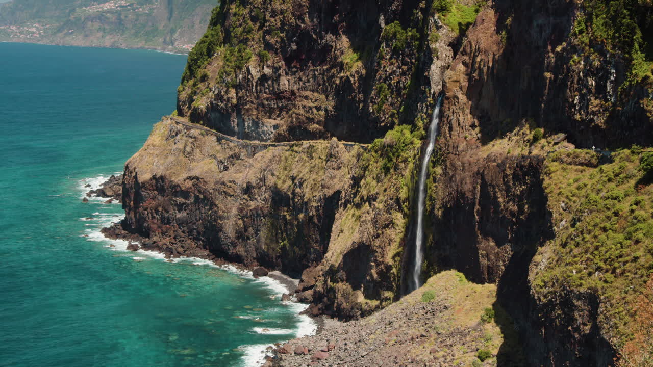 miradouro do véu da noiva - mirador alto con vistas a una cascada en madeira, portugal - tiro estático