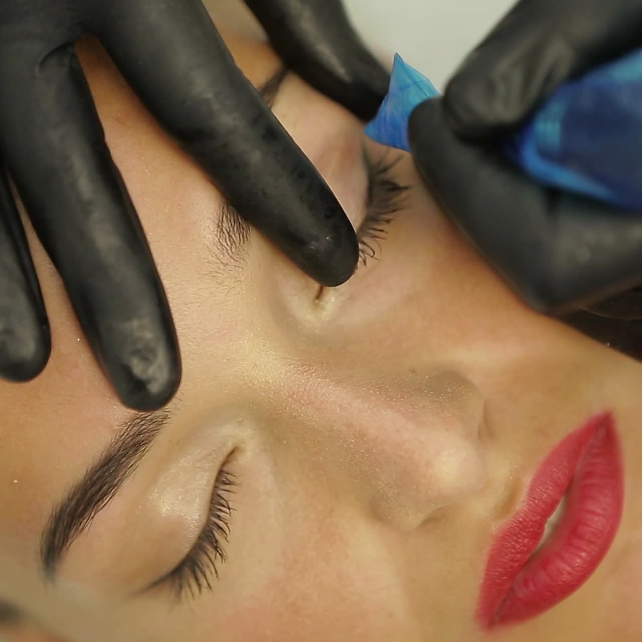 esteticista que hace pestañas artificiales