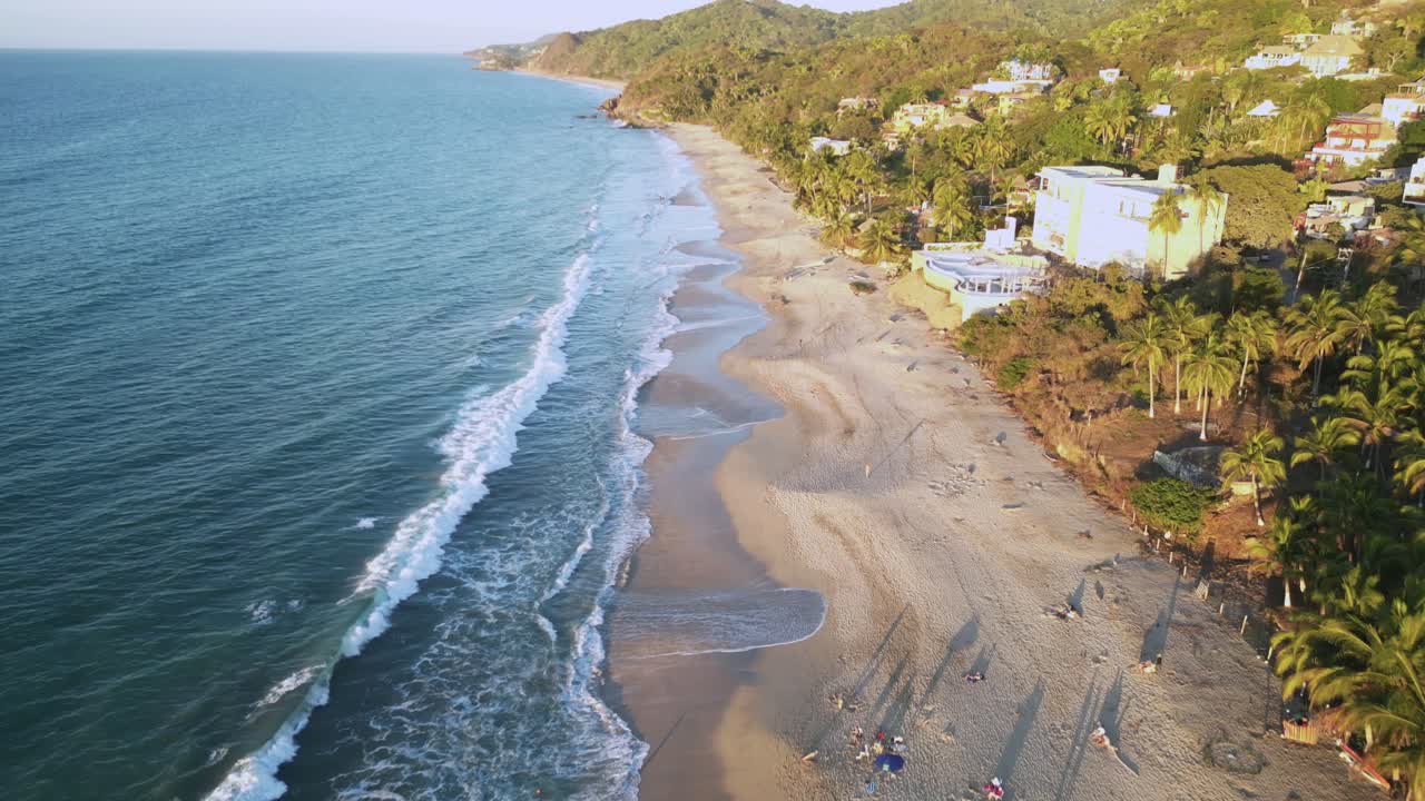 un dron ve el tramo norte de la playa sayulita del océano pacífico en méxico con un nuevo hotel en construcción