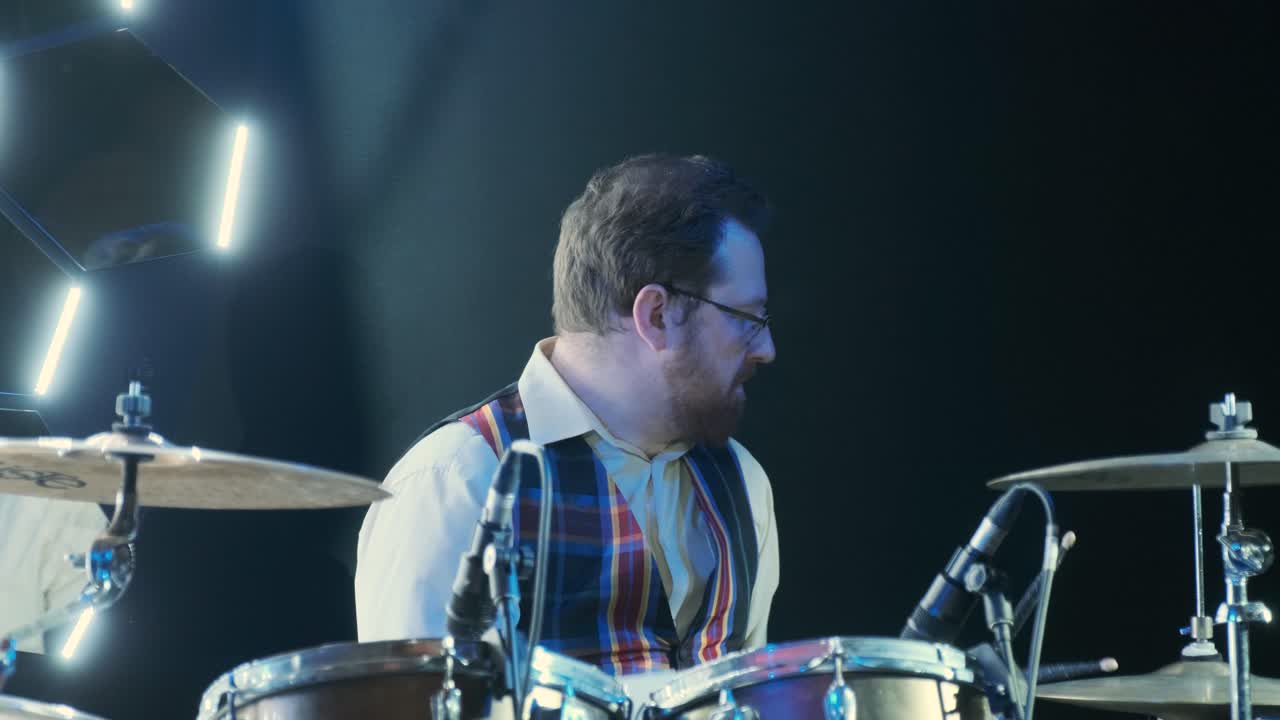 el baterista de rock toca música en un concierto.