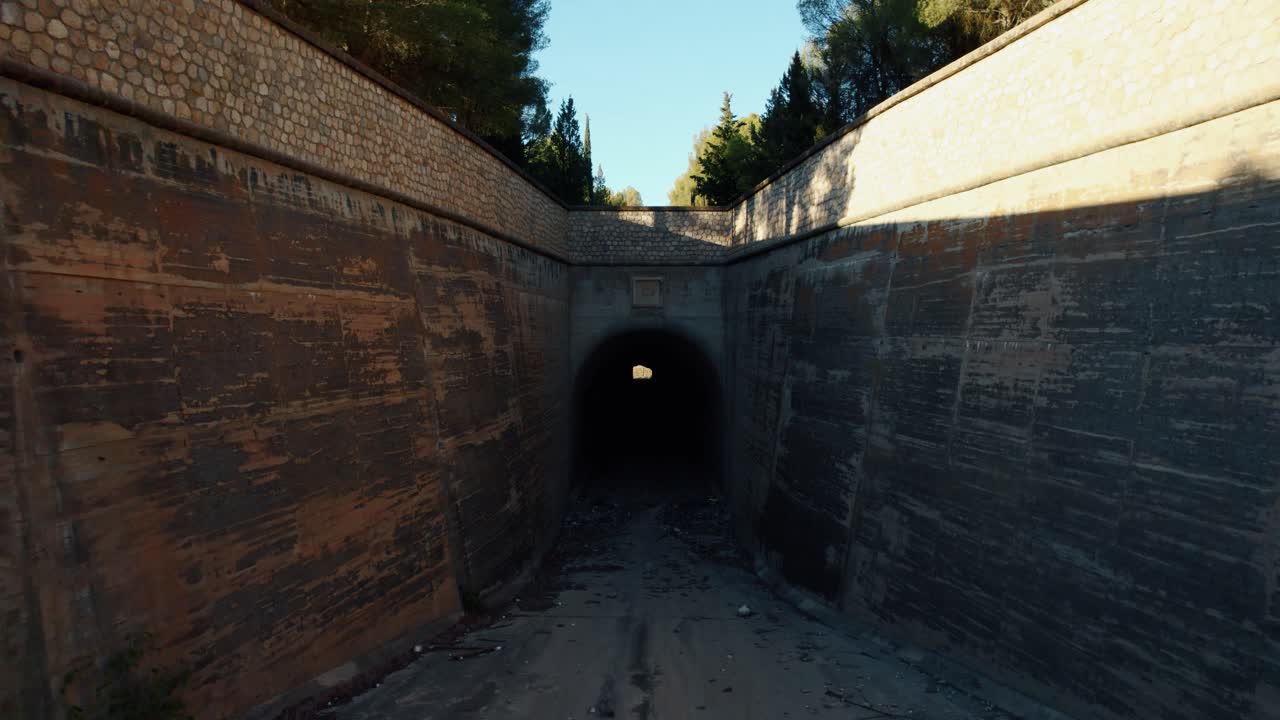 스페인 그라나다 지방 남서쪽에 있는 베르메잘레스 저수지 방수로의 추적 샷