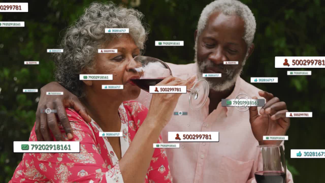 Coppia anziana che sorseggia vino mentre le notifiche che li circondano mostrano l'engagement sui social media