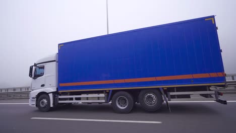 il camion sta guidando sulla circonvallazione.