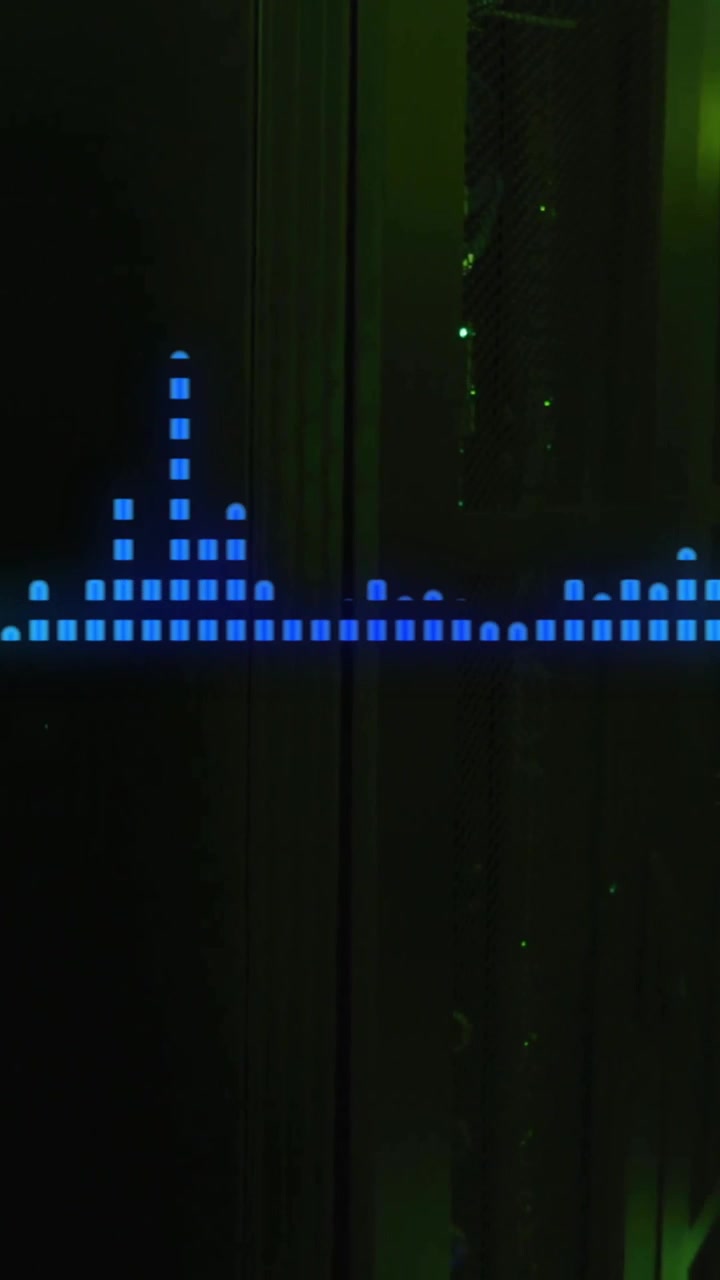 Animazione di onde sonore che si sovrappone a un ambiente di sala server illuminato di verde con tonalità blu