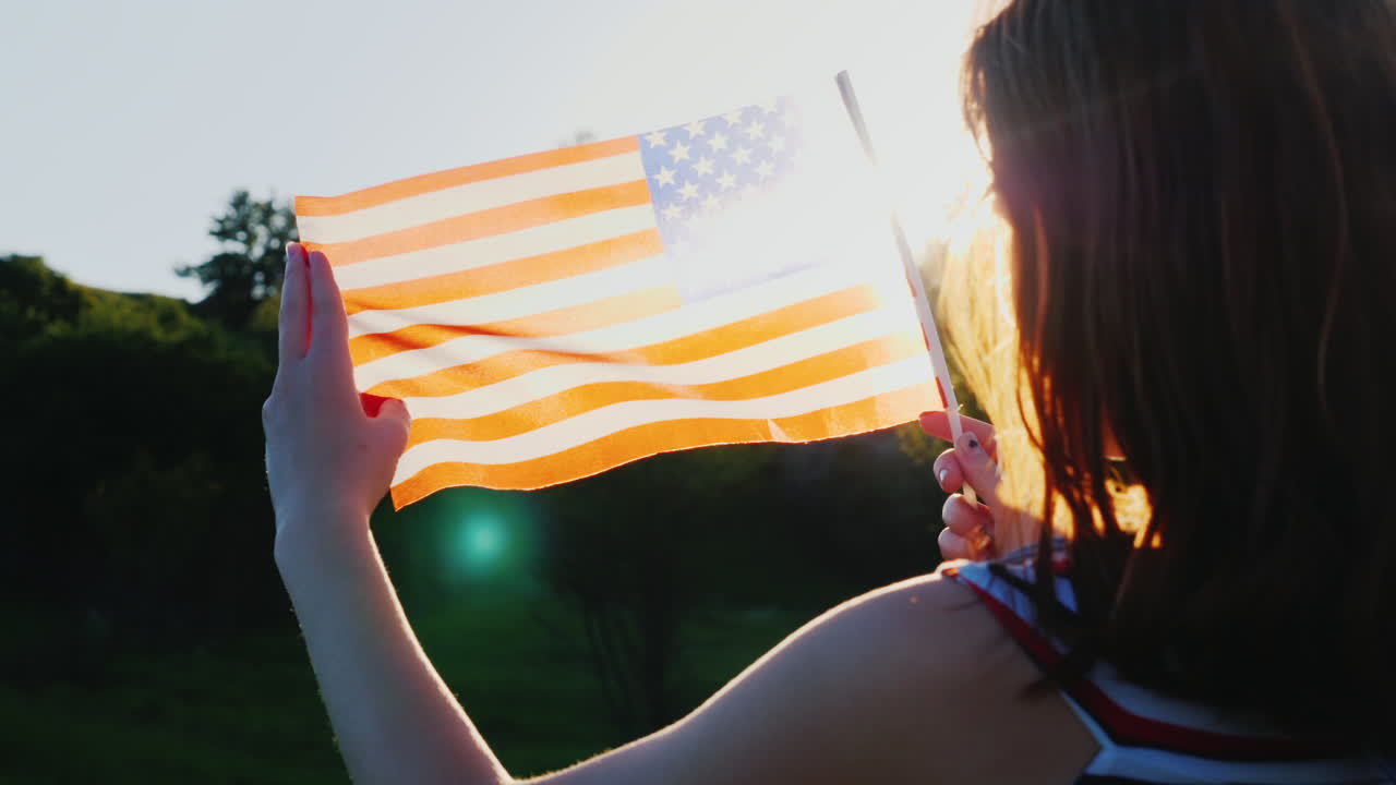 푸른 하늘 배경에 미국 국기가 달린 두 명의 여성 쌍둥이