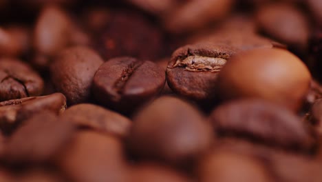 Makro-Nahaufnahme-Von-Frisch-Gerösteten-Kaffeebohnen,-Die-Den-Fokus-ändern