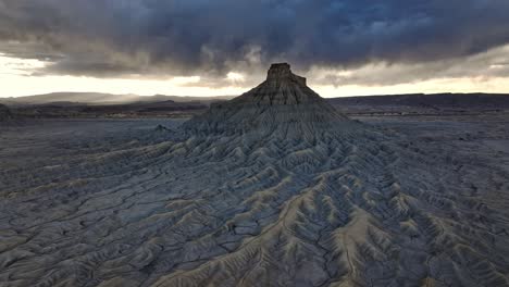 butte de fábrica y vistas al paisaje lunar