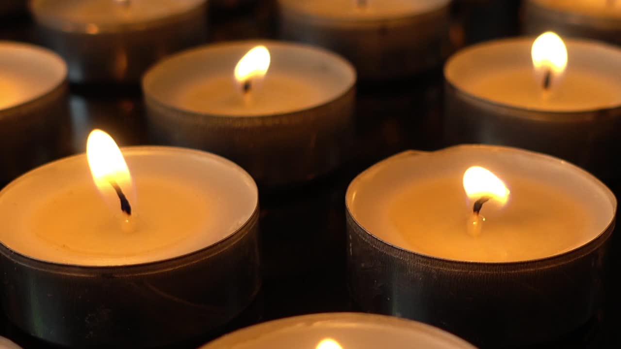 Candele su sfondo nero