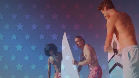 animación del patrón de la bandera estadounidense sobre amigos con tablas de surf en la playa