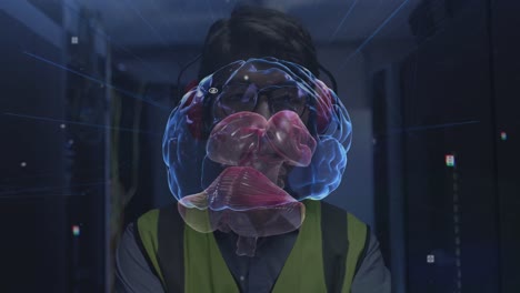 animación de conexiones y cerebro digital sobre hombre asiático en la sala de servidores