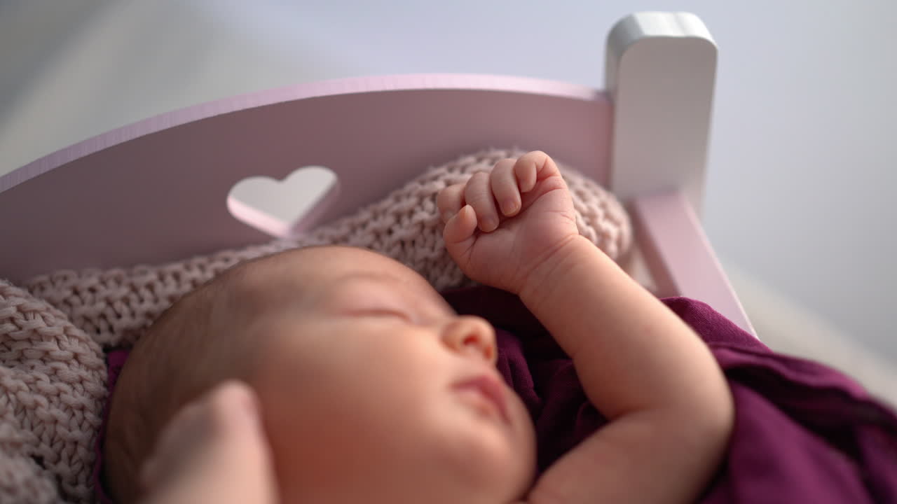 Bambino addormentato nella culla