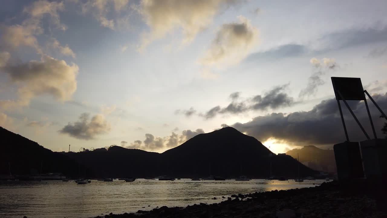 물이 내려다 보이는 일몰의 uhd 시간 경과