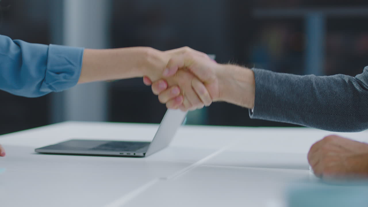 reunión de negocios y apretón de manos