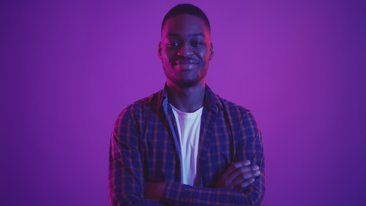 uomo fiducioso in illuminazione colorata