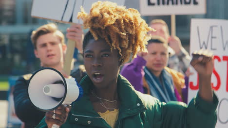 Demonstranten-Mit-Plakaten-Und-Megafon-Zum-Thema-„Black-Lives-Matter“-Demonstrationsmarsch-Gegen-Rassismus