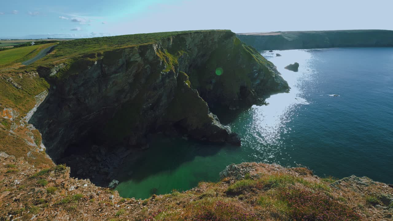hell's mouth cliff playa junto al mar cerca de st ives en cornualles, inglaterra, reino unido.