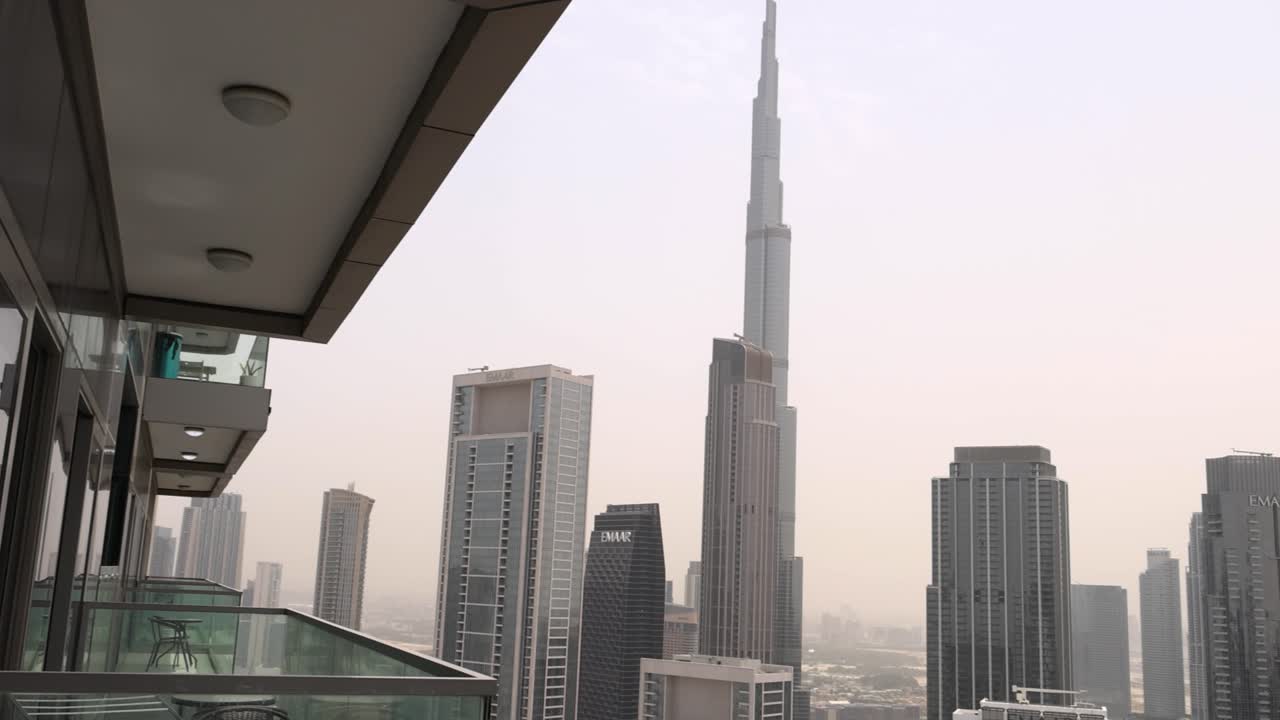 Vista panoramica dei grattacieli di Dubai da un balcone