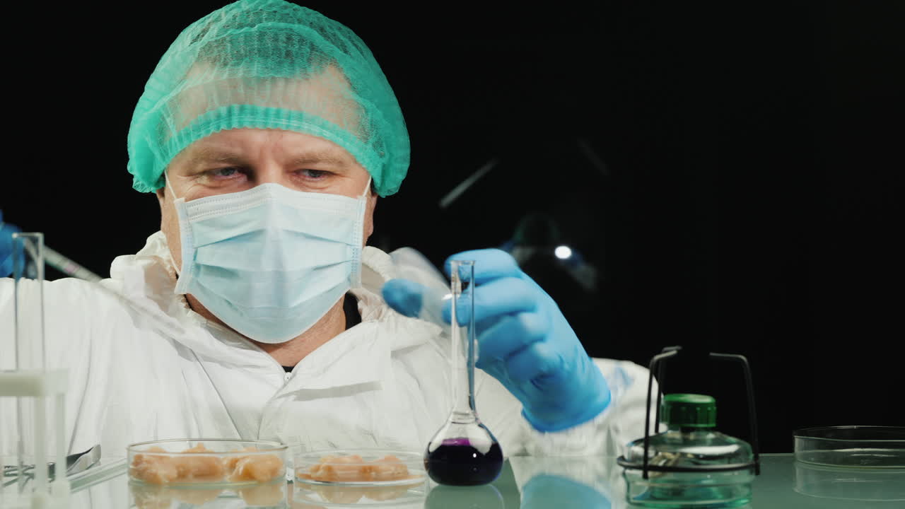 técnico de laboratorio examina las muestras de carne en el laboratorio