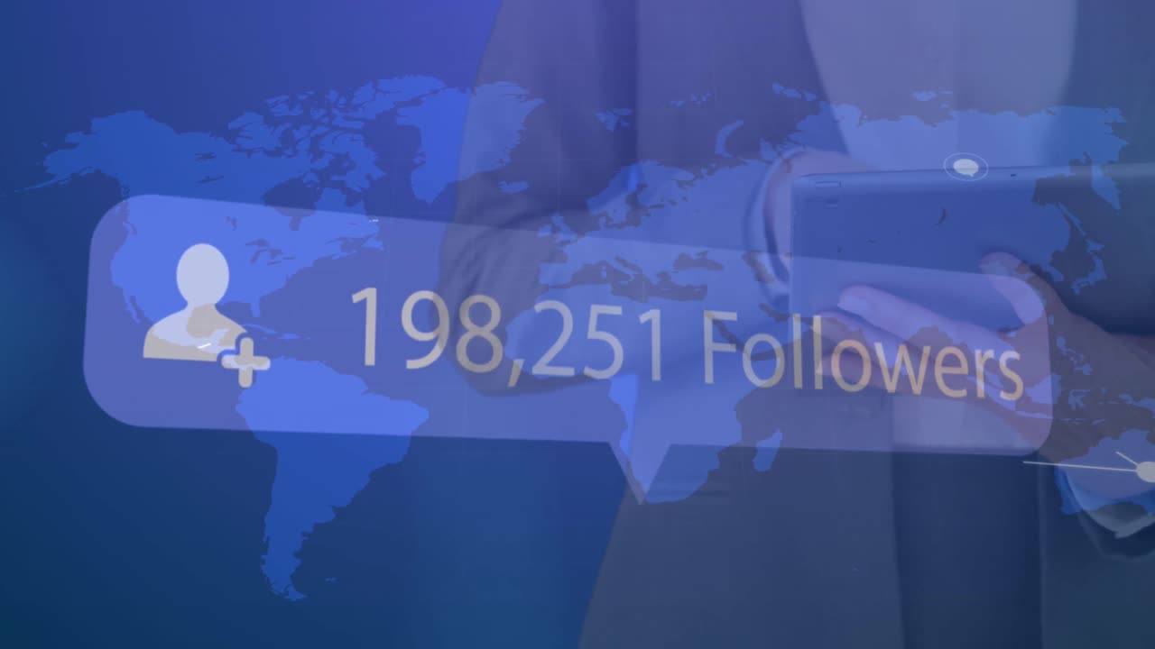 animación del icono del perfil con cada vez más seguidores en el mapa del mundo contra la mujer que usa una tableta
