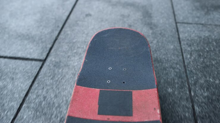 Skateboard concettuale per riding estremo all'aperto. Longboard che si muove per strada