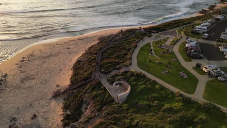 Kreisförmige-Drohnenansicht-Bei-Sonnenuntergang-über-Dem-Surfers-Point-Beach-Im-Westen-Australiens