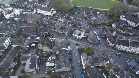 Vista-Aérea-Por-Drones-Del-Centro-De-La-Ciudad-De-Windermere-En-Lake-District,-Cumbria,-Inglaterra,-Reino-Unido.