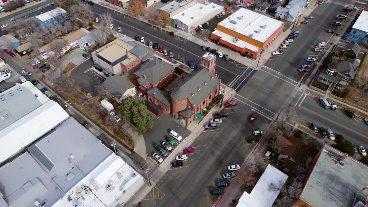 Prescott, AZ, USA, veduta aerea del Centro per le Arti in un vecchio edificio ecclesiastico e del traffico del centro, ripresa con drone.