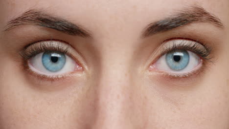 Cerrar-Macro-Ojos-Azules-Abriendo-Belleza-Humana-Natural