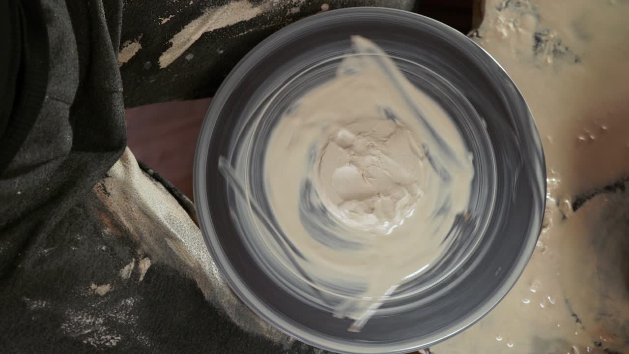 도자기가 여자에게 진 접시를 만드는 법을 가르친다.