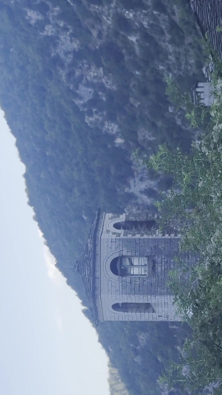 Panorerende sommervideo av landsbyen Tsepelovo i Zagori nær Ioannina, omgitt av fjell og trær. Tidlig på kvelden.