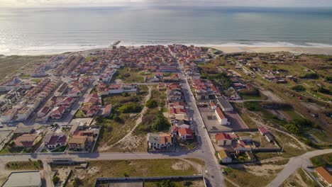 Dolly-Aéreo-Disparado-Sobre-Leirosa,-Un-Pequeño-Pueblo-Pesquero-En-La-Costa-Atlántica.