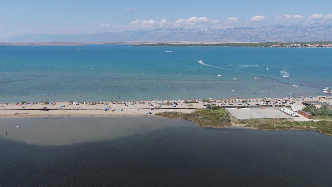 исторический город нин лагуна с воздушным видом на фоне горы велебит, регион далмация, хорватия