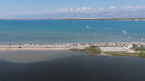 ciudad histórica de nin laguna vista aérea con el fondo de la montaña velebit, región de dalmacia de croacia