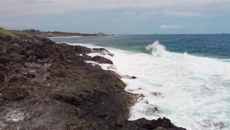 Poderosas-Olas-Salpicando-Contra-Roca-Volcánica-Oscura-En-Tenerife,-Antena-Baja