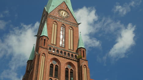 agosto de 2020, schwerin, alemania: vista de la alta torre de la catedral luterana de schwerin