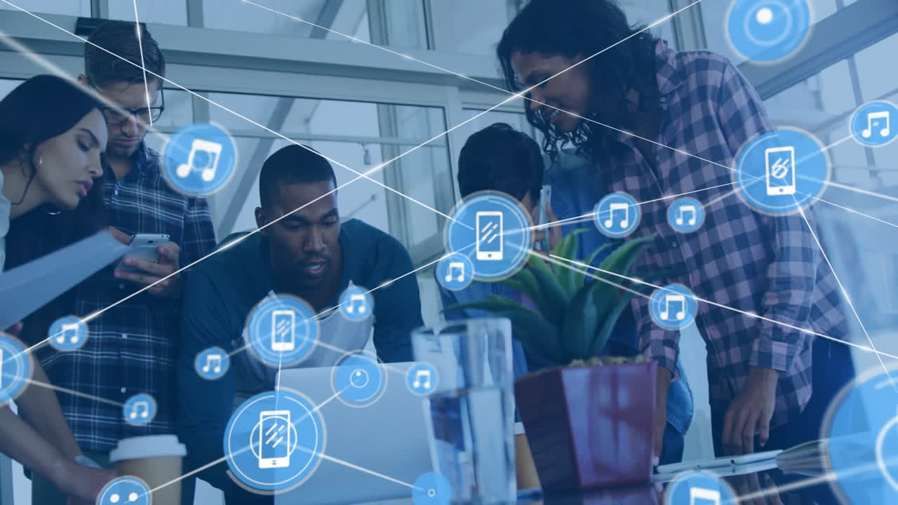 다양한 동료들이 작업에 대해 논의하는 아이콘을 가진 연결 네트워크의 애니메이션