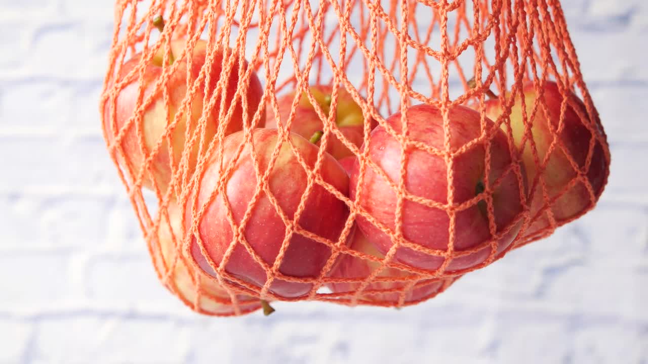 Mele in un sacchetto a rete arancione