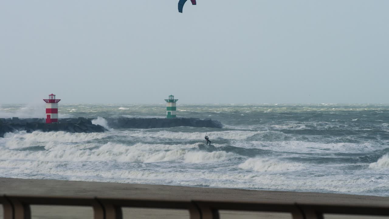 폭풍우 가 많은 바다 에서 등대 를 타고 카이트보딩 을 하는 것