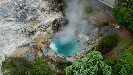 tomada aérea de drones de las fuentes termales geotérmicas naturales volcánicas de furnas en sao miguel en las islas azores, océano atlántico - portugal
