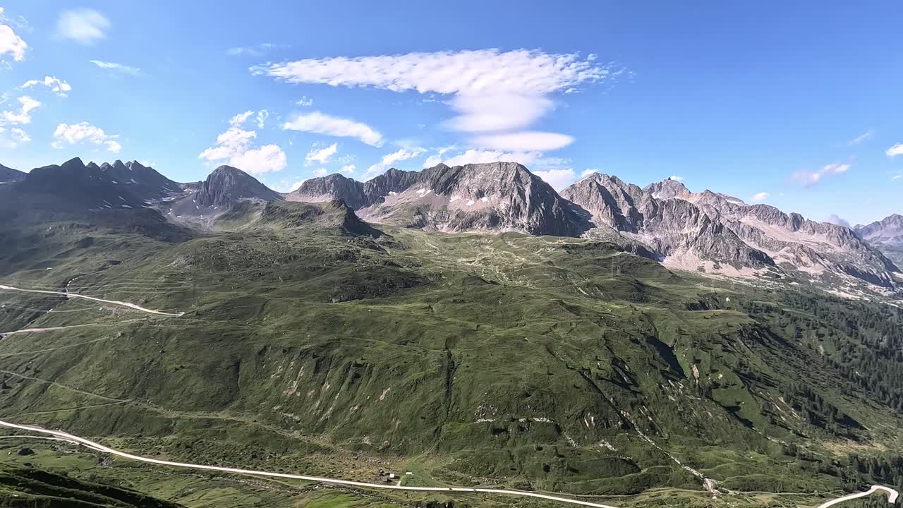 아름다운 여름 날 에 스위스 알프스 에서 하이킹 을 하고 있다