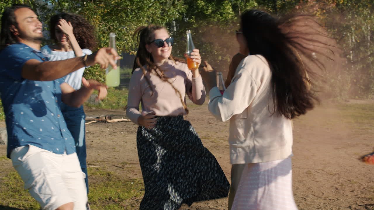 야외에서 춤을 추는 친구들