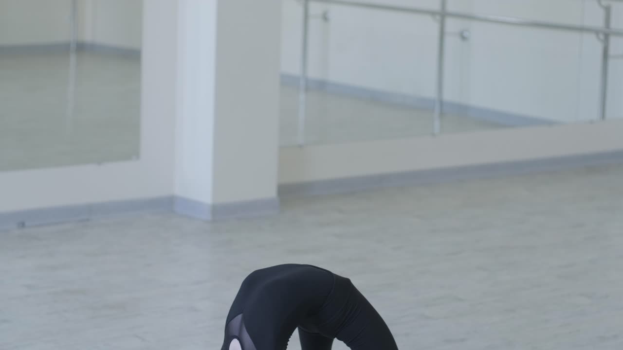 젊은 발레리나 가 스튜디오 에서 춤 을 연습 하고 있다