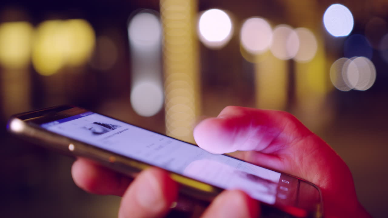 teléfono inteligente nocturno desplazando un